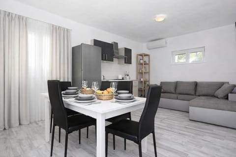 Kitchen or kitchenette, Living room, Food and drinks, Seating area