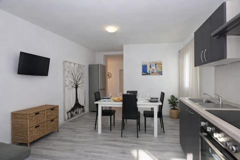 Communal lounge/ TV room, TV and multimedia, Kitchen or kitchenette, Dining area, oven, stove