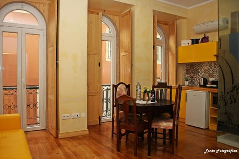 Kitchen or kitchenette, Dining area