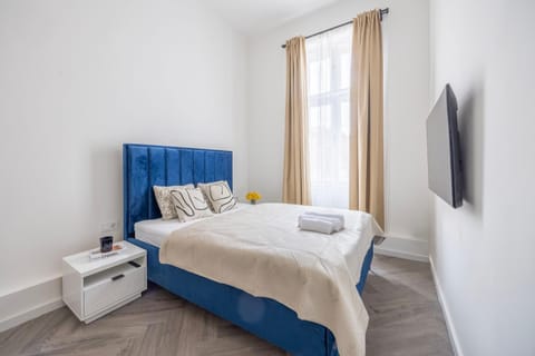 Bed, TV and multimedia, Photo of the whole room, Bedroom, towels