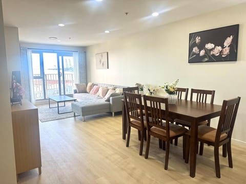 Luxury Penthouse 2 bd 2 bth 2 carparks Pool Apartment in Auckland