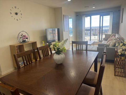 Luxury Penthouse 2 bd 2 bth 2 carparks Pool Apartment in Auckland