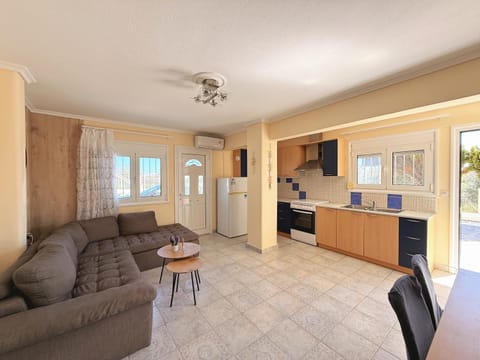 Kitchen or kitchenette, Living room, Seating area, Dining area, oven, pet friendly, stove