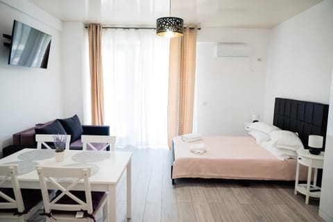 Communal lounge/ TV room, Bed, TV and multimedia, Living room, Photo of the whole room, Seating area, Dining area, Bedroom, towels, air conditioner