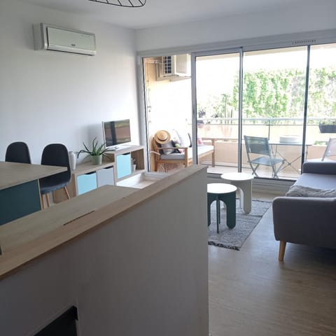 TV and multimedia, Kitchen or kitchenette, Living room, Seating area, Dining area, air conditioner