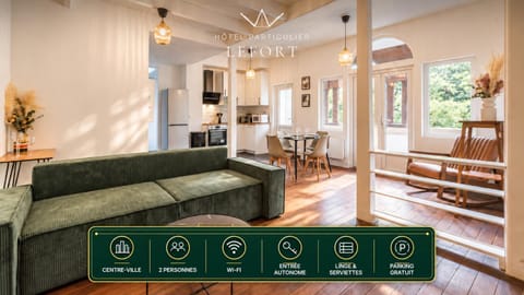 Communal lounge/ TV room, TV and multimedia, Kitchen or kitchenette, Living room, Seating area, Dining area, fireplace, oven