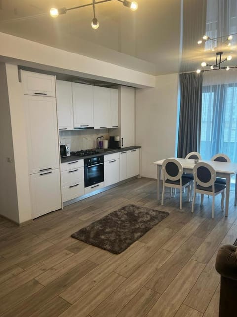 Coffee/tea facilities, Kitchen or kitchenette, Dining area, microwave, oven, stove