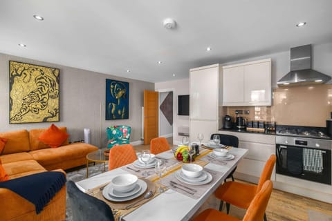 TV and multimedia, Kitchen or kitchenette, Living room, Decorative detail, Seating area, Dining area, internet, oven, stove
