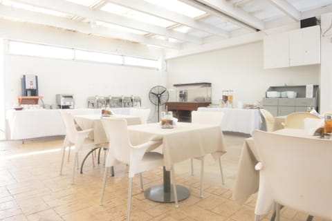 Restaurant/places to eat, Lounge or bar, Dining area