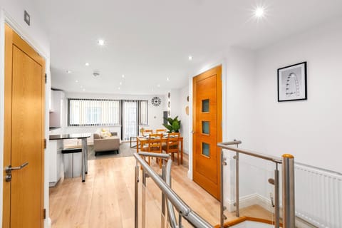 Living room, Photo of the whole room, Decorative detail, Seating area, Dining area, heating, internet, kitchen