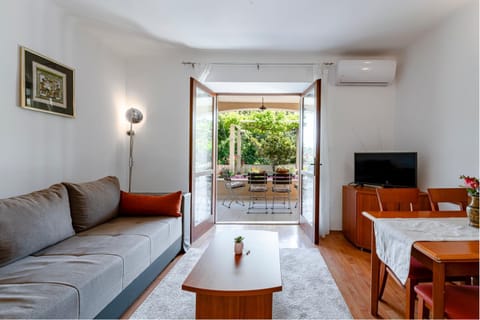 Communal lounge/ TV room, TV and multimedia, Living room, Seating area, Dining area, Evening entertainment, air conditioner