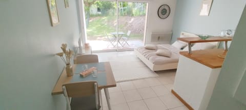 Bed, Photo of the whole room, Dining area