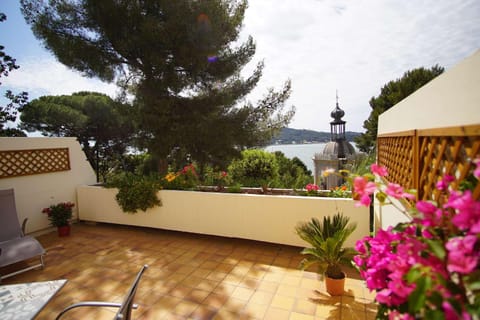 Grande terrasse vue mer, plancha, piscine, 2 chambres Apartment in La Seyne-sur-Mer