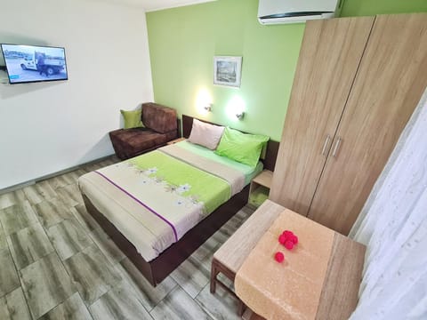 Bed, TV and multimedia, Photo of the whole room, towels, wardrobe, air conditioner