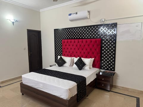 Bed, Photo of the whole room, Bedroom, air conditioner