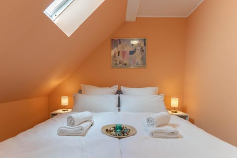 Bed, Photo of the whole room, Bedroom, towels