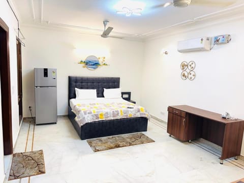 Bed, Kitchen or kitchenette, Living room, Photo of the whole room, Seating area, Dining area, Bedroom, fireplace, minibar, oven, air conditioner
