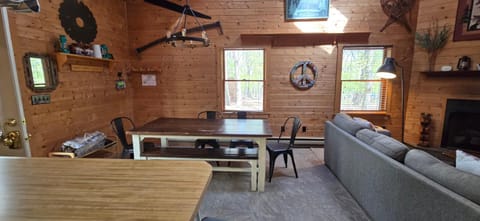 Camp Valentine- charming 3 bedroom cabin with hot tub and fireplace in private setting Cabin in Deep Creek Lake