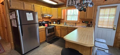 Camp Valentine- charming 3 bedroom cabin with hot tub and fireplace in private setting Cabin in Deep Creek Lake