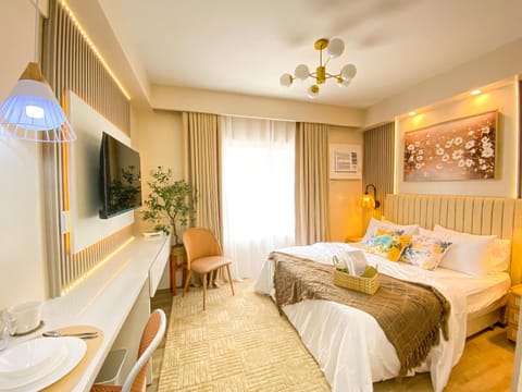 Bed, TV and multimedia, Photo of the whole room, Seating area, Bedroom