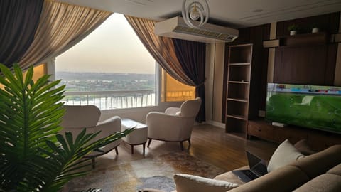 TV and multimedia, View (from property/room), Seating area, River view