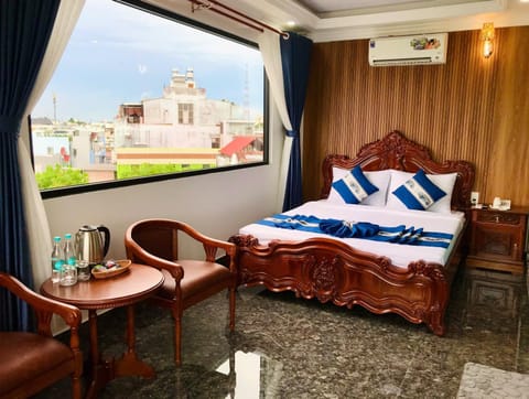 Bed, Photo of the whole room, Seating area, Bedroom, air conditioner