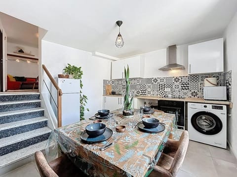 Kitchen or kitchenette, Dining area, stove, washing machine