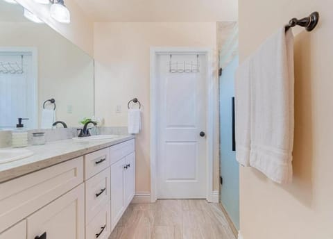 King Bed - Hot Tub, 3 Queens, Home away from home House in Fortuna Foothills