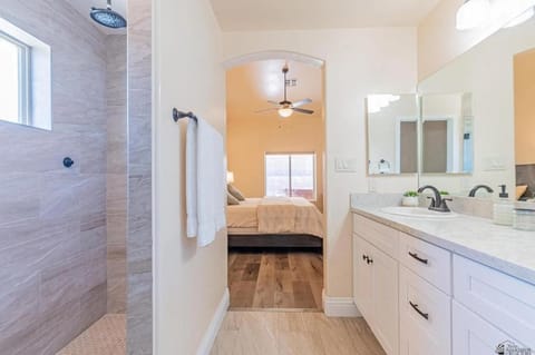 King Bed - Hot Tub, 3 Queens, Home away from home House in Fortuna Foothills