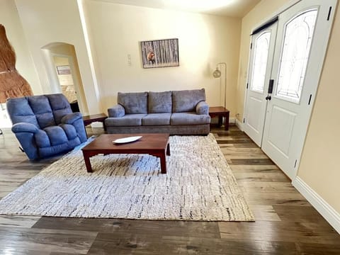 King Bed - Hot Tub, 3 Queens, Home away from home House in Fortuna Foothills