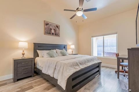 King Bed - Hot Tub, 3 Queens, Home away from home House in Fortuna Foothills