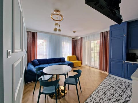 TV and multimedia, Living room, Photo of the whole room, Seating area, Dining area