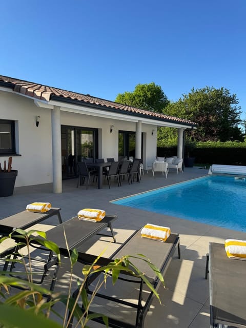 Property building, Patio, Garden, Pool view, Swimming pool, Swimming pool, sunbed