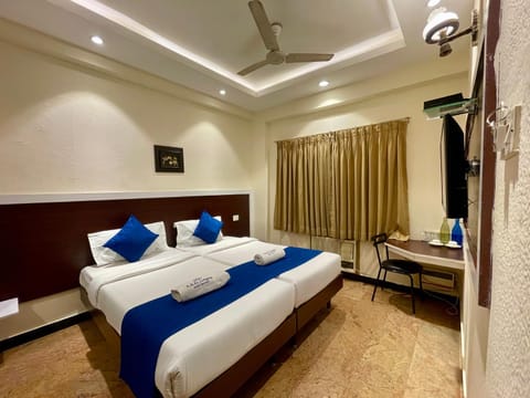 Bed, TV and multimedia, Photo of the whole room, Bedroom, towels, air conditioner