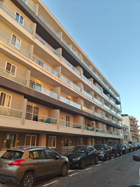 Property building, Day, Neighbourhood, Street view, Location, Parking