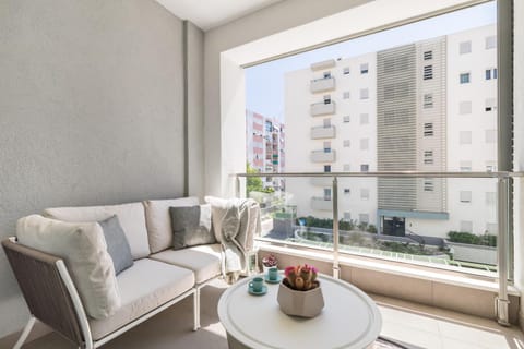 Day, View (from property/room), Balcony/Terrace, Seating area, City view