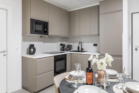 Coffee/tea facilities, Kitchen or kitchenette, Dining area, dishwasher, oven, stove, toaster