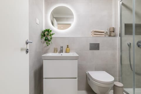 Shower, Toilet, Bathroom, towels