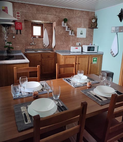 Kitchen or kitchenette, Dining area, minibar, stove