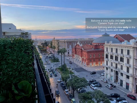 View (from property/room), Balcony/Terrace, City view, Landmark view, Street view