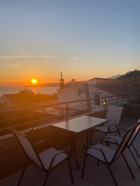 Patio, View (from property/room), Balcony/Terrace, Dining area, Sea view, Sunset