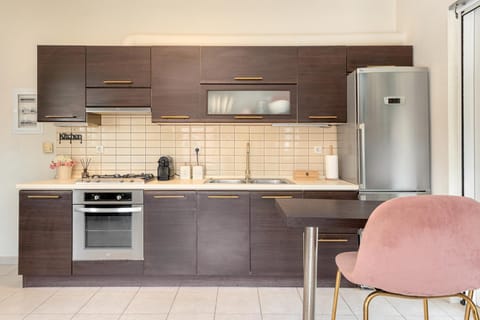 Coffee/tea facilities, Kitchen or kitchenette, oven, stove