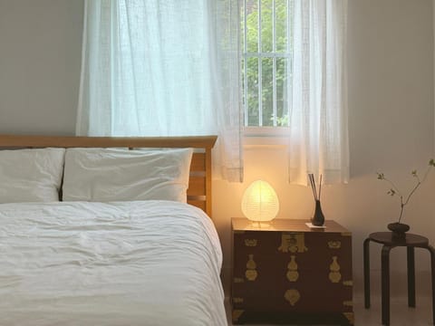 Bed, TV and multimedia, View (from property/room), Photo of the whole room, Bedroom