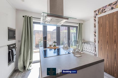 Kitchen or kitchenette, oven