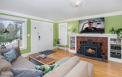 Communal lounge/ TV room, Game Room, TV and multimedia, Living room, Evening entertainment, fireplace