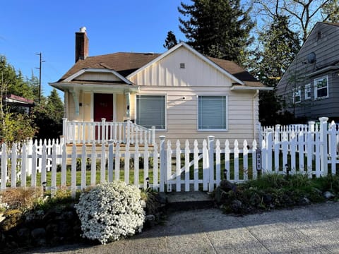 Facade/entrance, Spring, Garden, Pets, Street view, Parking