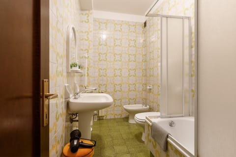 Shower, Toilet, Bathroom, Bath, bidet, towels