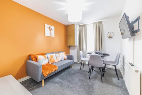 TV and multimedia, Living room, Seating area, Dining area