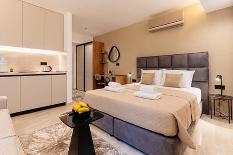 Bed, Kitchen or kitchenette, Photo of the whole room, Decorative detail, Bedroom, towels, wardrobe, air conditioner