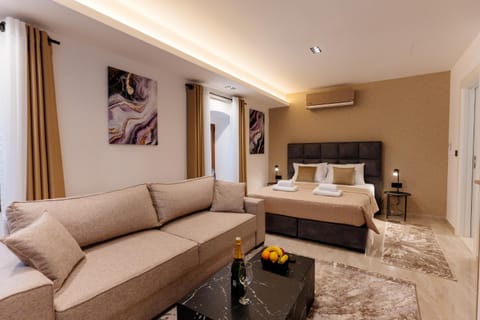 Bed, Living room, Photo of the whole room, Decorative detail, Seating area, Bedroom, towels, air conditioner